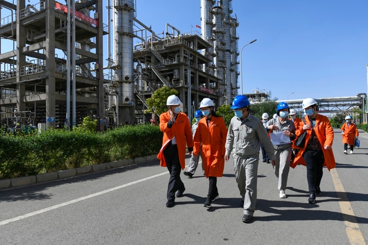 ʡ�ܹ��ᵳ���Ա������ϯ�ų�һ�е��ȷ滯������