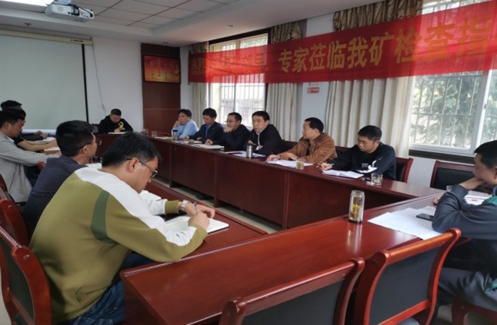 ���ŵ�ί����ǡ�������ϯ����һ�е��Ľǵ�ú��չ�����������Ų�