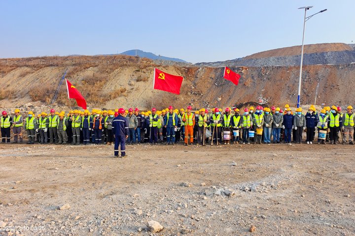 前锋露天煤矿党总支结合公司各党支部发展“党建引领促发展，同心共筑绿色矿山”主题党日活动