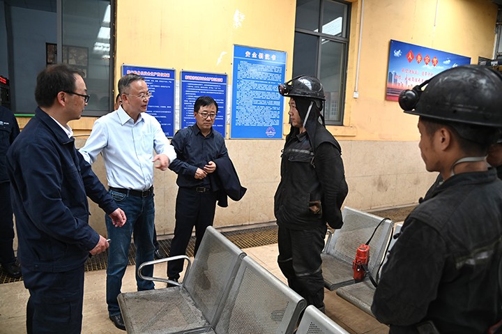 2 同一线职工进行亲切交流.jpg 2 同一线职工进行亲切交流.jpg