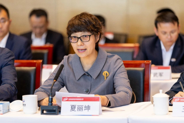 省国资委副主任夏丽坤谈话.jpg 省国资委副主任夏丽坤谈话.jpg