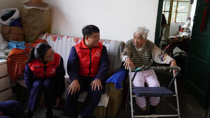 探望老人.jpg 探望老人.jpg